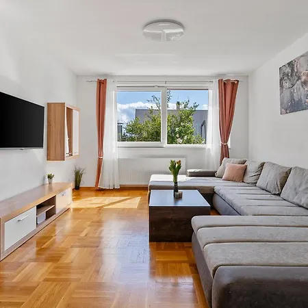 3 Bedroom With Private Pool Apartman